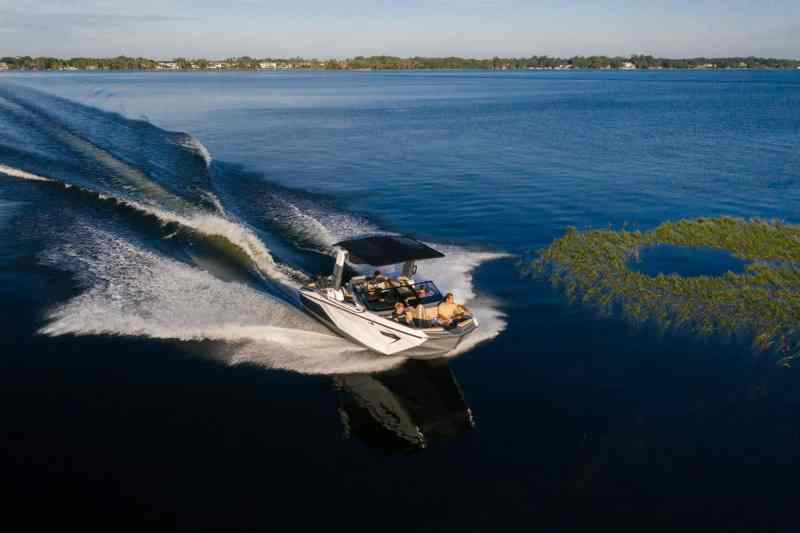 2021_super_air_nautique_g23_para Water sports boat on the lake