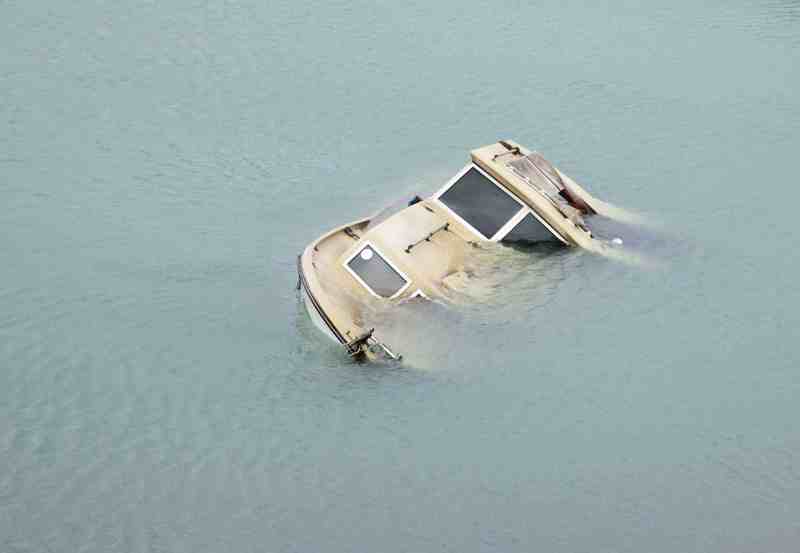 btg0119-safety-istock-504452484 boat submerged under water